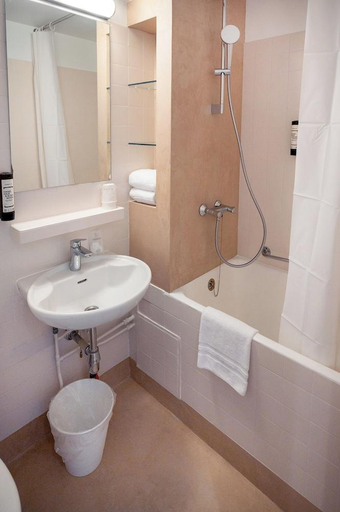 Bathroom 4, Hotel Queen Anne, Bruxelles