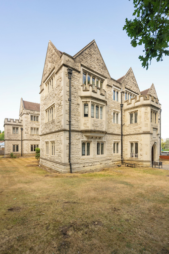 Exterior 3, Elegant Castle apartment in Wimbledon, London