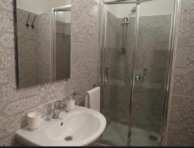 Bathroom 3, Napolide, Napoli