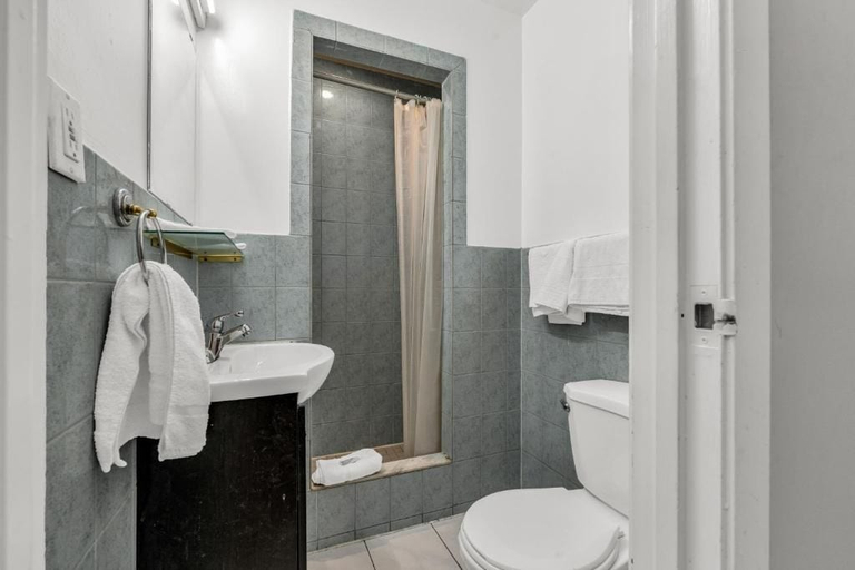 Bathroom 4, Park Motel, Toronto