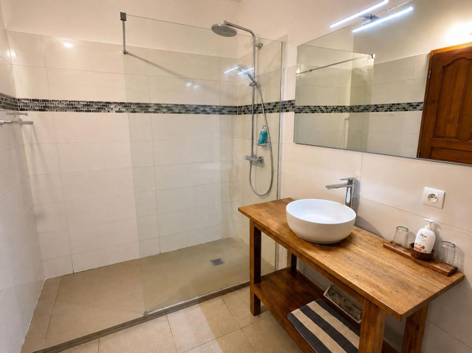 Bathroom 4, Al Camar Lodge
