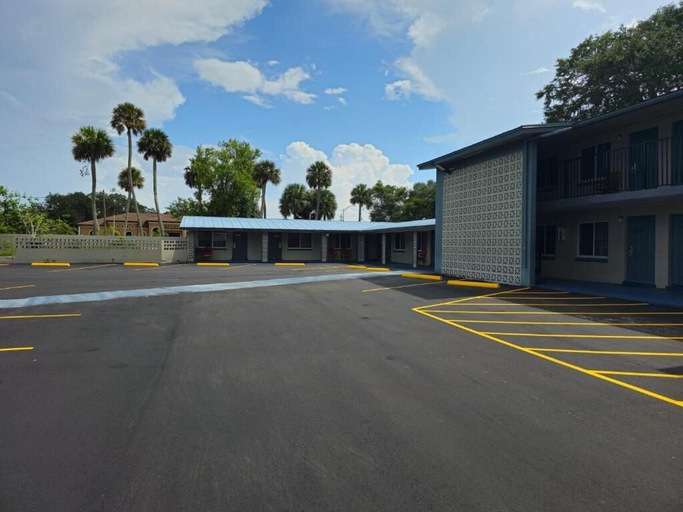 Exterior & Views 2, Three Oaks Motel, Brevard