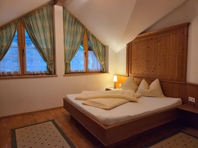 Room 5, Alpine Holiday Apartment Near a Lake, Schwaz