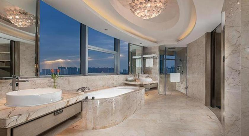 Bathroom, New Century Grand Hotel Beihai Jinchang, Beihai