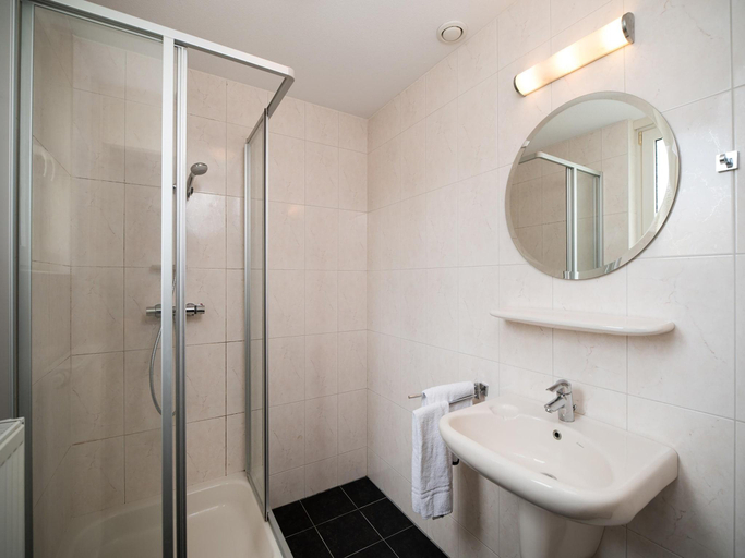 Bathroom 3, Maasgouw Houses, Heel
