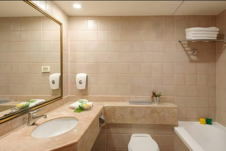 Bathroom 4, 18Go to apartment In Leonardo Bat Yam Center