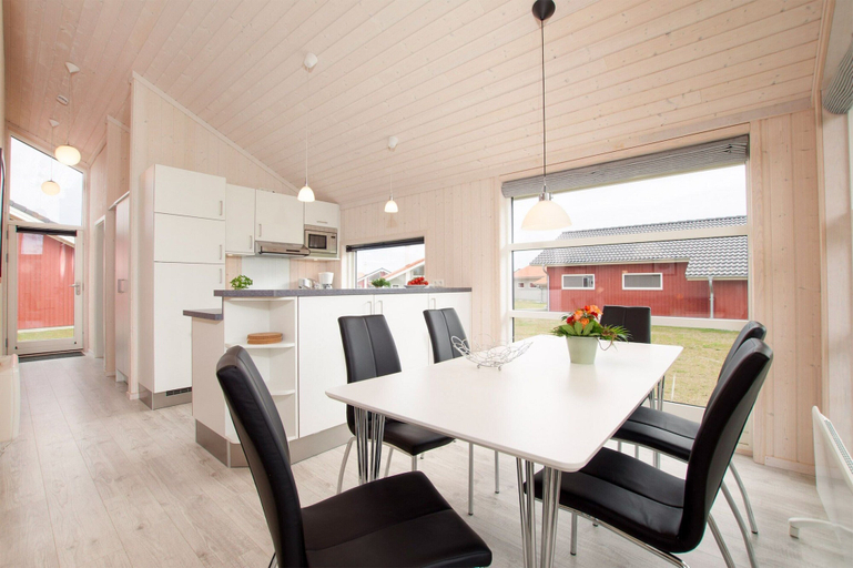 Dining 5, Geraumiges Wellness-zuhause fur 6 Personen, Ostholstein