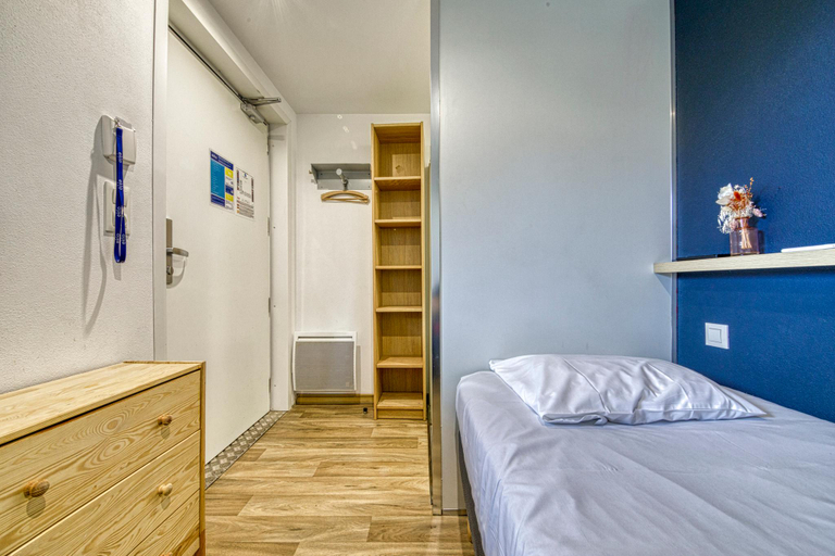 Bedroom 3, Unisotel Le Mans, Sarthe