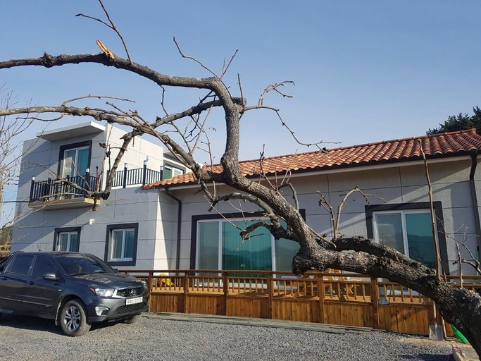 Exterior & Views 1, Namhae Eoneu Meotjinnal Pension, Namhae