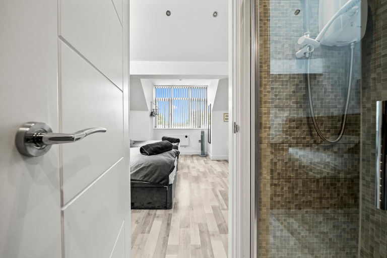Bathroom 3, 10min to City - FREE Parking - Private Studio - Contractor Friendly, Manchester