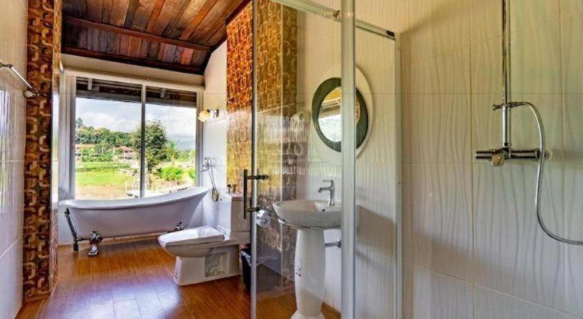 Bathroom 3, The White House Boutique Resort, Muang Chiang Rai