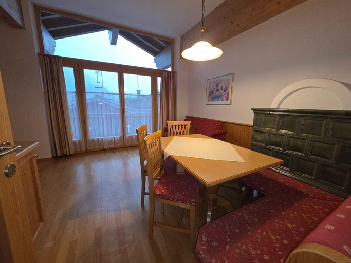 Dining 2, Alpine Holiday Apartment Near a Lake, Schwaz