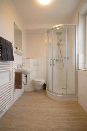 Bathroom 2, Hotel Neptuns Ankerplatz & Zur Seerobbe, Cuxhaven