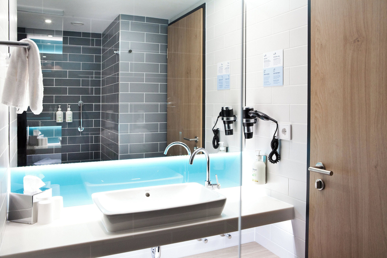 Bathroom 5, Holiday Inn Express SIEGEN by IHG, Siegen-Wittgenstein