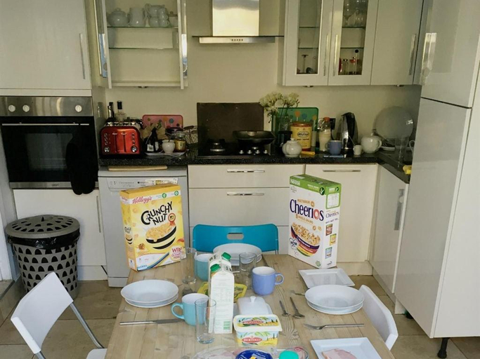 Food & Drinks 4, Kew Studios and Rooms, London