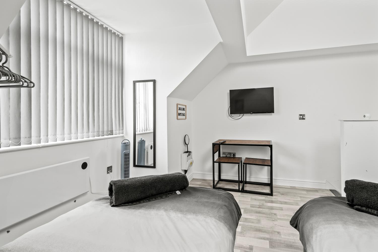Bedroom 2, 10min to City - FREE Parking - Private Studio - Contractor Friendly, Manchester