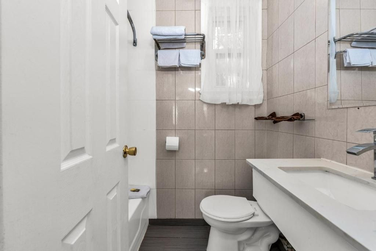 Bathroom 4, Park Motel, Toronto