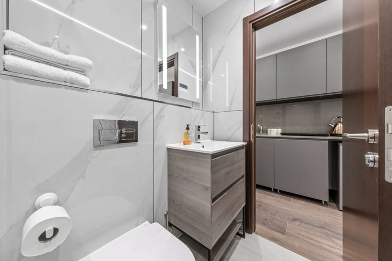Room 4, Modern Serviced Studio Flat Near Central London, London