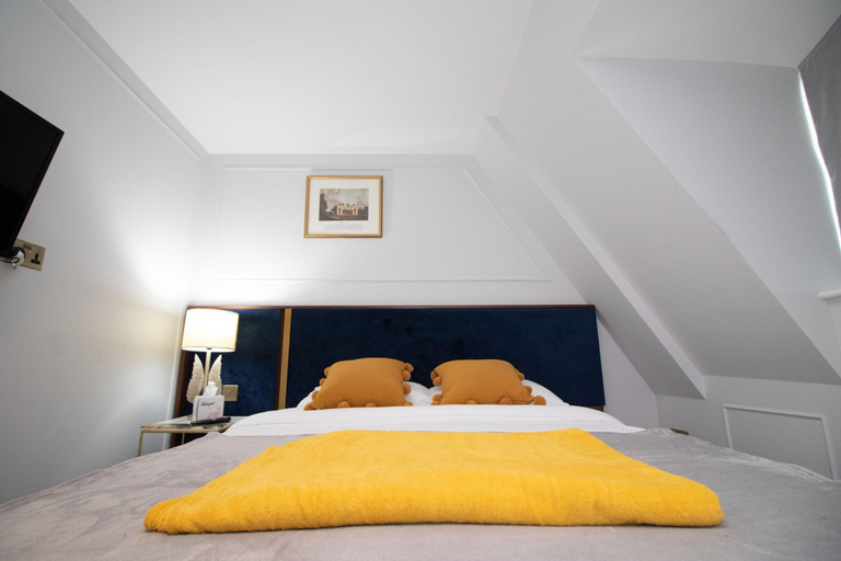 Bedroom 2, Three Falcons, London