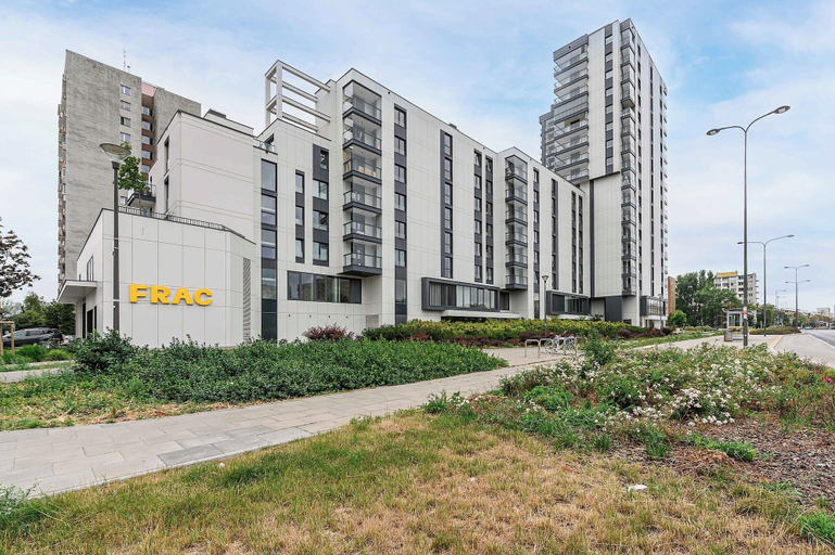 Exterior 5, Family Home Steps From the Beach, Warsaw