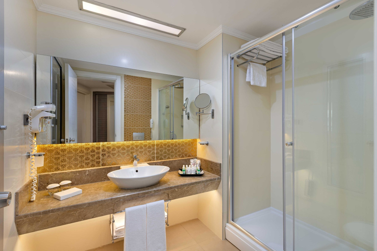 Bathroom 5, Kirman Belazur Resort & Spa - All Inclusive, Serik