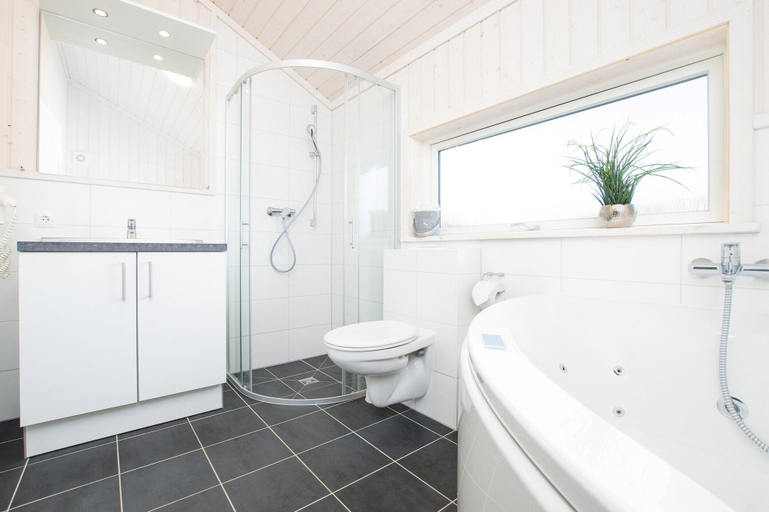 Bathroom 3, Erstaunliches Kustenchalet mit Sauna, Ostholstein