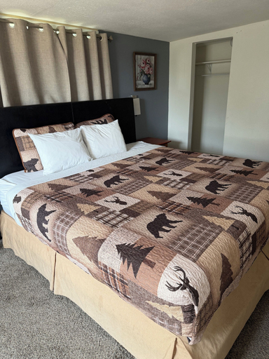 Bedroom 3, Out West Motel, Umatilla
