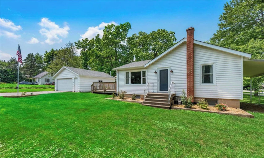Room 2, Steps to the Lake- Cozy 2 Bedroom Retreat, Kenosha