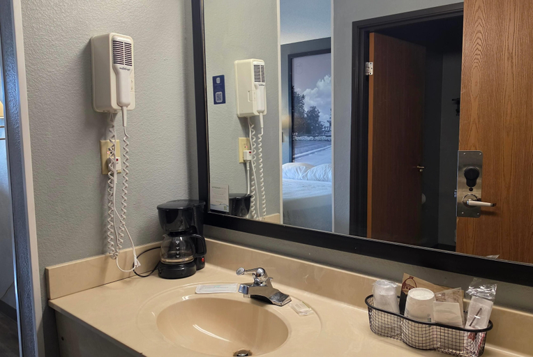 Bathroom 4, Super 8 by Wyndham Cloverdale IN, Putnam