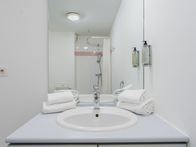 Bathroom 5, Sejours & Affaires Nantes Ducs de Bretagne, Loire-Atlantique