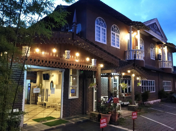 Exterior & Views