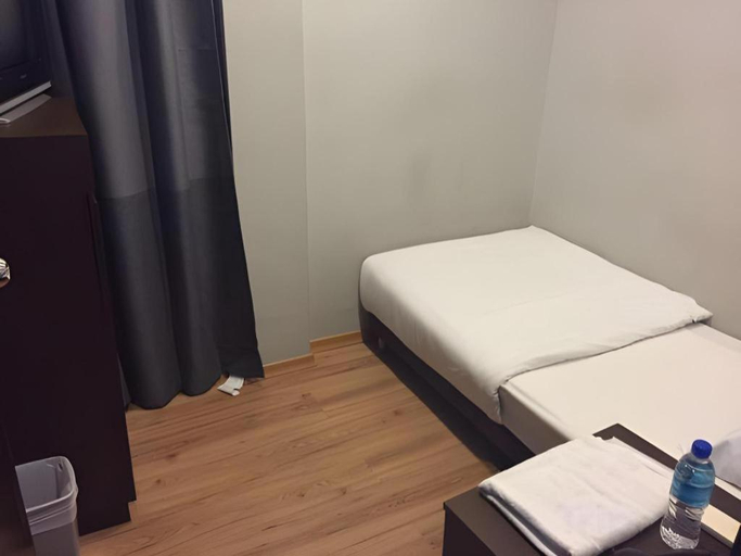 Bedroom 2, Hotel Conforto, Singapore