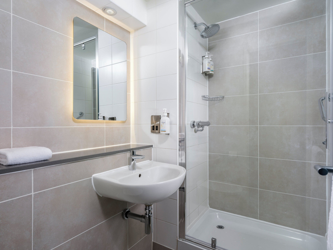 Bathroom 3, Garner Hotel WOLVERHAMPTON by IHG, Wolverhampton