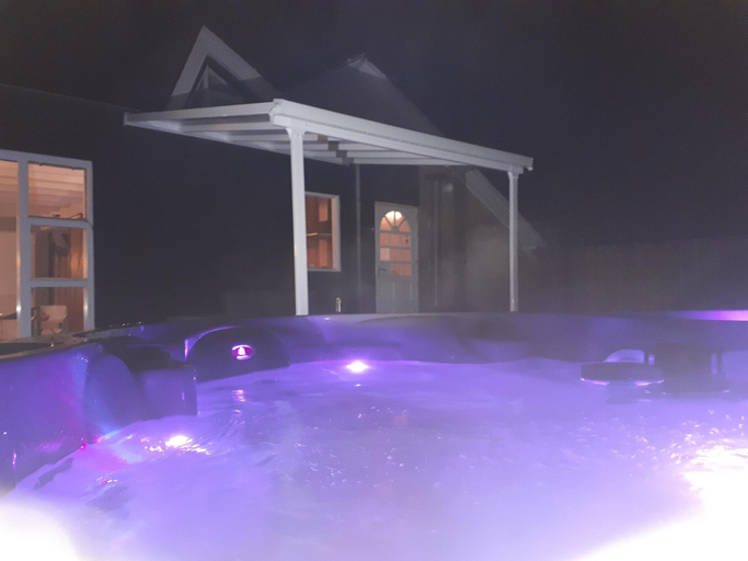 Outdoor spa tub, Family Villa With Jacuzzi & Large Garden, Hardenberg