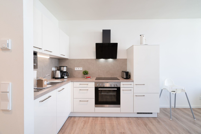 Private kitchen 5, Elegant Apartment With Sunny Loggia, Lübeck
