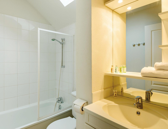 Bathroom, Duplex House in Morgat Near Beach, Finistère