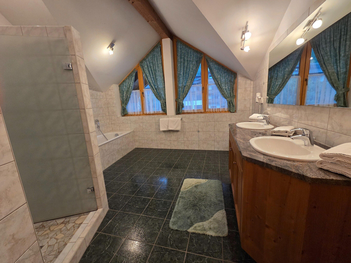 Bathroom 2, Alpine Holiday Apartment Near a Lake, Schwaz