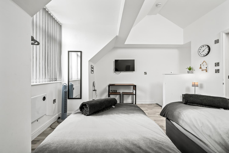 Bedroom 2, 10min to City - FREE Parking - Private Studio - Contractor Friendly, Manchester