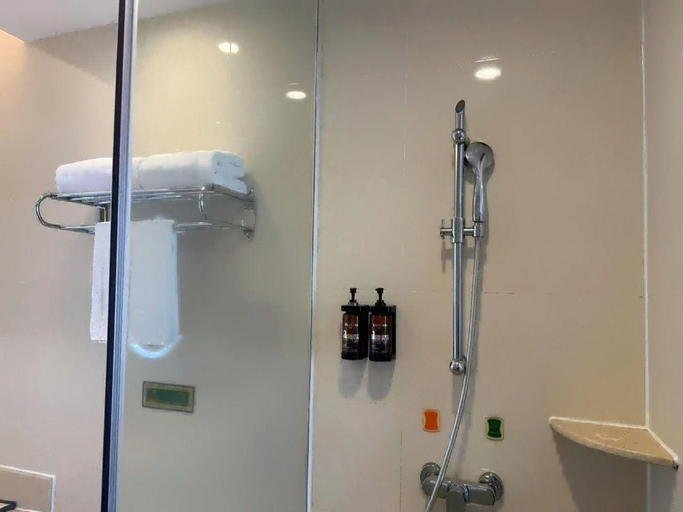 Bathroom 3, Vienna Hotel Ganzhou Economic Development Zone 1st Hospital West High-Speed Railway Station, Ganzhou