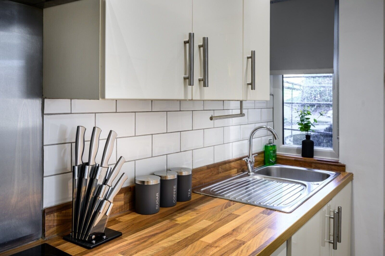 Private kitchen 5, Modern 2-Bed Home Free Parking in Batley, Kirklees