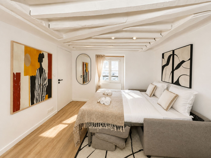 Bedroom 3, 1533 Petites écuries, Paris