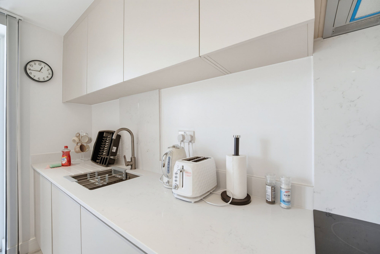 Interior 3, Balcony Studio in Northfields - Apt 1, London