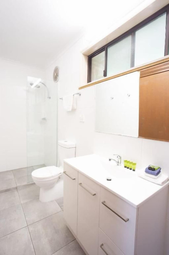 Bathroom 3, Majestic Motel, Horsham - Central