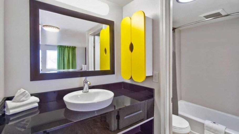 Bathroom 4, Motel 6 Victorville - Desert Express, San Bernardino