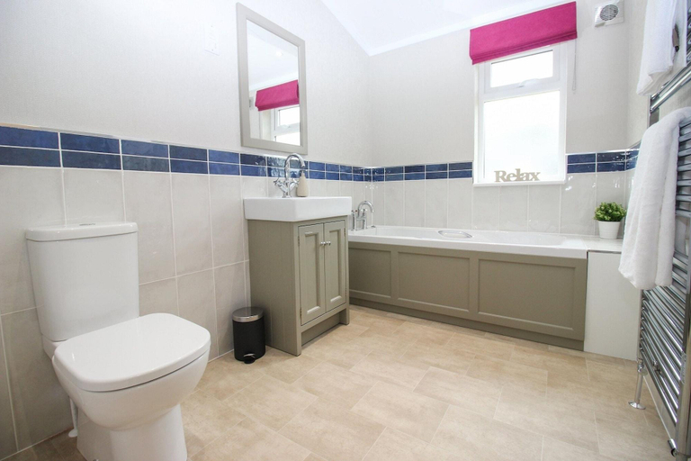 Bathroom 4, Hollicarrs - Dragonfly Lodge, York