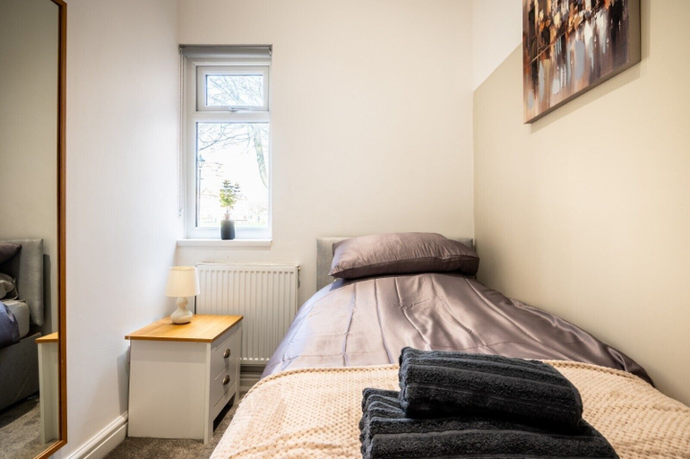 Room 4, Modern 2-Bed Home Free Parking in Batley, Kirklees