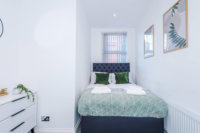 Room 2, 3 Bedroom Town House - Etihad Stadium - Free Parking, Manchester