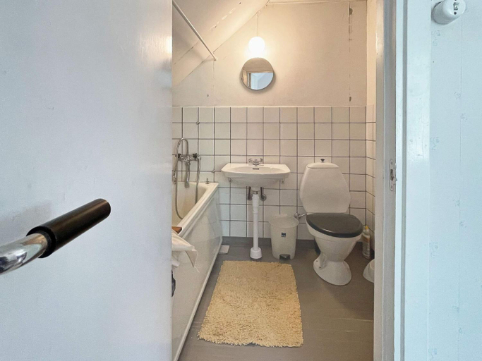 Bathroom 3, person holiday home in LINNERYDKRONOBERGS LAN, Tingsryd