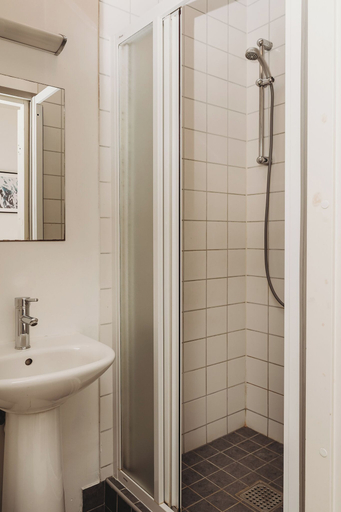 Bathroom 5, Fat Margaret's Hostel, Tallinn