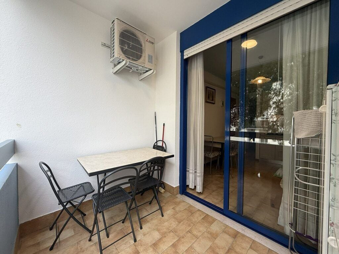 Outdoor dining, Practical Beachside Flat for Four Travellers, Venezia